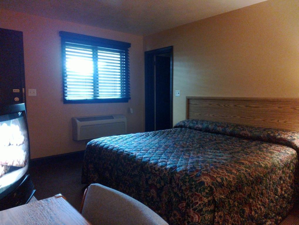 Colonial Inn Mercer-Grove City Room photo